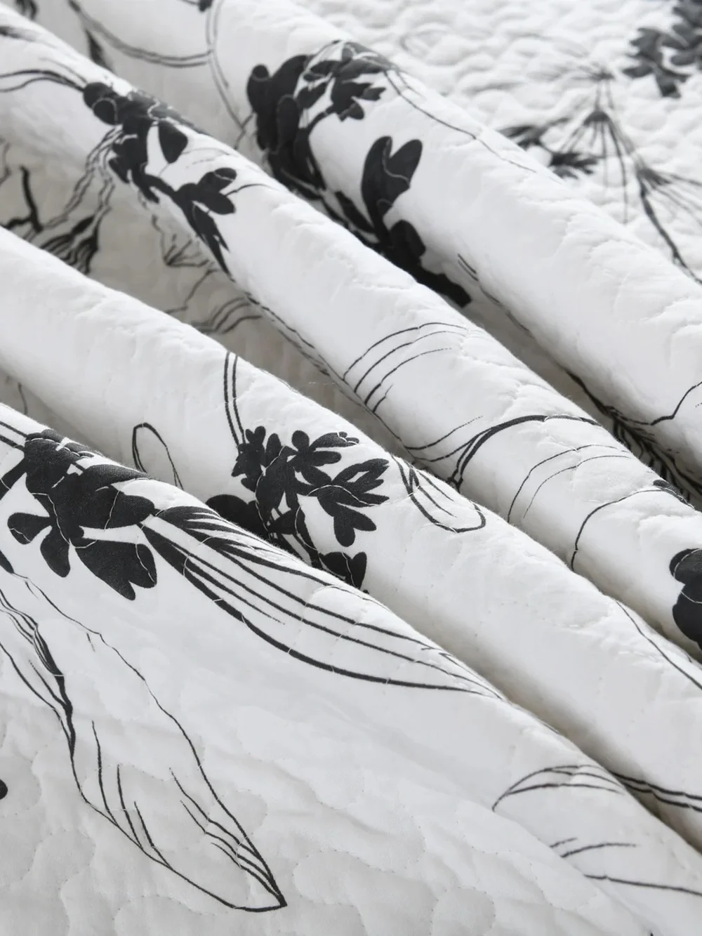 3 PIECE POLYESTER BLACK AND WHITE BOTANICAL FLORAL QUILT BEDSPREAD SET
